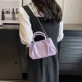 Modische hellviolette Plissee-Wolkenhandtasche mit geflochtenem Griff und Kette - Taroviolett