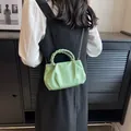 Hellgrüne Cloud-Bag mit gerafftem Design, Webgriff und silberner Kettenriemen - Frischwassergrün
