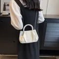 Weiße gefaltete Wolken-Tasche mit geflochtenem Griff und silberner Kette für Damen - Weiß