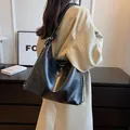 Minimalistische schwarze Hobo-Schultertasche mit M-Metallbuchstaben und Kettenriemen - Schwarz