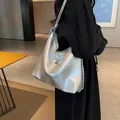 Minimalistische silberne Metallic-Schultertasche mit großem Volumen und Metall-Logo - Silber