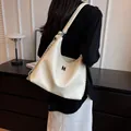 Schicke beige Hobo-Tasche mit silbernem M-Logo und stylischem Ketten-Lederriemen - Gebrochenes Weiß