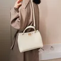 Sac bandoulière beige en cuir PU grainé avec fermoir rotatif doré élégant - Grain de Litchi Blanc