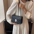 Sac bandoulière matelassé noir élégant avec fermoir vintage en métal argenté - Noir