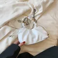 Borsa a mezzaluna bianca arricciata con manico di perle e tracolla a catena d'argento - Bianco