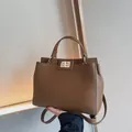Sac à main minimaliste marron foncé avec texture grainée et fermoir pivotant doré - Grain de Litchi Marron