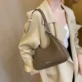Bolso vintage marrón de piel sintética brillante con estampado Fashion & Bag - café