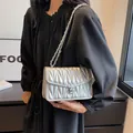 Sac bandoulière argenté avec surpiqûres en V et finition effet métallisé - Argent