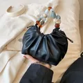 Borsa a mano nera a pieghe con manico in perle di resina e tracolla argento - Nero