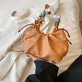 Borsa a mano arancione a pieghe con manico in perle colorate e finitura in pelle PU - Arancione