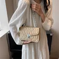 Sac bandoulière beige matelassé élégant avec coutures en V et chaîne argentée - Kaki