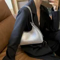 Bolso de hombro media luna plateado con textura de cuero plisado y brillo metálico - Plateado