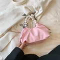 Borsa rosa a pieghe modello nuvola con manico di perle e catena argentata sottile - Rosa