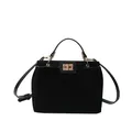Sac cabas minimaliste en daim noir avec fermoir doré et bandoulière en cuir - Daim Noir