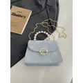 Sac à bandoulière bleu clair texturé avec poignée en perles et chaîne dorée - Bleu