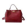Sac à main rétro rouge foncé avec texture crocodile et fermoir rotatif doré pour femmes - Motif de Pierre Rouge