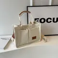 Grande borsa tote in tela beige con manici in pelle marrone e tracolla regolabile - Bianco Sporco