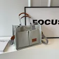 Borsa tote in tela grigio chiaro con finiture in pelle marrone e tasche multiple donna - Grigio