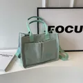 Borsa tote in tela verde menta con tracolla regolabile e doppie tasche anteriori - Verde