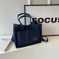 Borsa tote in tela blu scuro con tasche frontali e tracolla regolabile - Blu