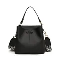 Zwarte bucket bag van leer met lychee patroon en een geweven geometrische schouderriem - Zwart