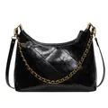 Glänzende schwarze Stepptasche mit goldener Kette und Vintage-Halbmondform für Damen - Schwarz