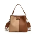 Chique tweekleurige beige en bruine leren emmertas met geweven brede riem - Bruin