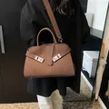 Borsa tote in pelle opaca testa di moro con fibbie argentate e tracolla regolabile - Caffè/Smerigliata