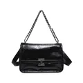 Modische schwarze Schultertasche aus Knautschlackleder mit Kettenriemen und Metallschnalle - Schwarz