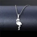 Halskette aus Edelstahl mit Flamingo-Anhänger in Silber auf blauem Sockel präsentiert - Flamingo-Stil (XL243)