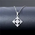 Nahaufnahme von matt-silbernem Kreuzstern-Anhänger an einer minimalistischen O-Kette - Lilien Ornament Stil (XL151)