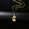 Vue macro du collier avec pendentif silhouette de chat en acier inoxydable plaqué or 18 carats - Style Silhouette de Chat (134) / Or