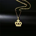 Détail du pendentif couronne en or 18 carats avec finition polie sur un socle noir mat - Style Forme de Couronne (155) / Or