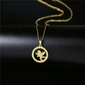 Gros plan d'un collier trèfle plaqué or 18K avec silhouette de Cupidon sur socle - Ange Cupidon (156) / Or