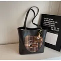 Detail der Ledertasche mit Herz-Karof Herz-Karo-Patch, Hunde-Stickerei und Plüsch-Löwen-Anhänger - Mit Anhänger / Schwarz