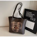 Close-up of vintage brown tote bag with heart-shaped dog patch and logo detail - Without Pendant / Brown