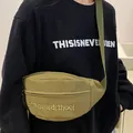 Olivgrüne Crossbody-Brusttasche mit gestickten Buchstaben auf strapazierfähigem Stoff - Grün
