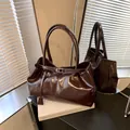 Glänzende dunkelbraune Oversize-Tragetasche mit Schnallendetail und langen Griffen - Kaffeebraun
