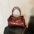 Vintage-Einkaufstasche aus burgunderrotem Kunstleder mit Glanzfinish und Goldschnalle - Burgunderrot