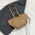 Schicke khakifarbene Tragetasche mit Litschi-Muster und Schultergurt für den Beruf - Khaki