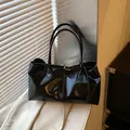 Schwarze Retro-Einkaufstasche aus Lackleder mit Glanzfinish und minimalistischer Schnalle - Schwarz