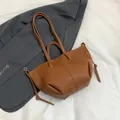 Braune Shopper-Tasche mit Litschimuster-Struktur, Kordelzug und Schultergurt - Braun