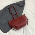 Dunkelrote Tote Bag mit Lychee-Struktur, weißen Kontrastnähten und vielseitigem Schultergurt - Rot