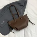 Sac fourre-tout marron foncé motif litchi avec doubles anses et surpiqûres contrastées - Marron