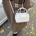 Borsa minimalista in ecopelle bianca con manici e dettagli con cerniera argentata - Bianco