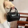Borsa Boston retrò in vernice nera con manici e tracolla regolabile per uso quotidiano - Nero