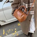Borsa Boston vintage in pelle marrone lucida con doppi manici per l'autunno - Marrone