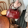 Borsa vintage bordeaux in ecopelle lucida con doppi manici e tracolla sottile regolabile - Rosso