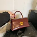Vintage burgundy oil-waxed leather handbag for women with elegant gold square buckle - Red (No Pendant)