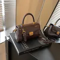 Retro dunkelbraune Handtasche aus Öl-Wachs-Leder mit Goldverschluss und Schultergurt - Braun Ohne Anhänger